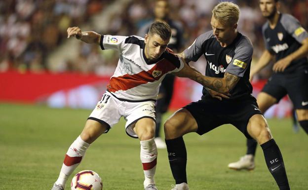 Embarba y Kjaer, durante el Rayo Sevilla del domingo pasado. 