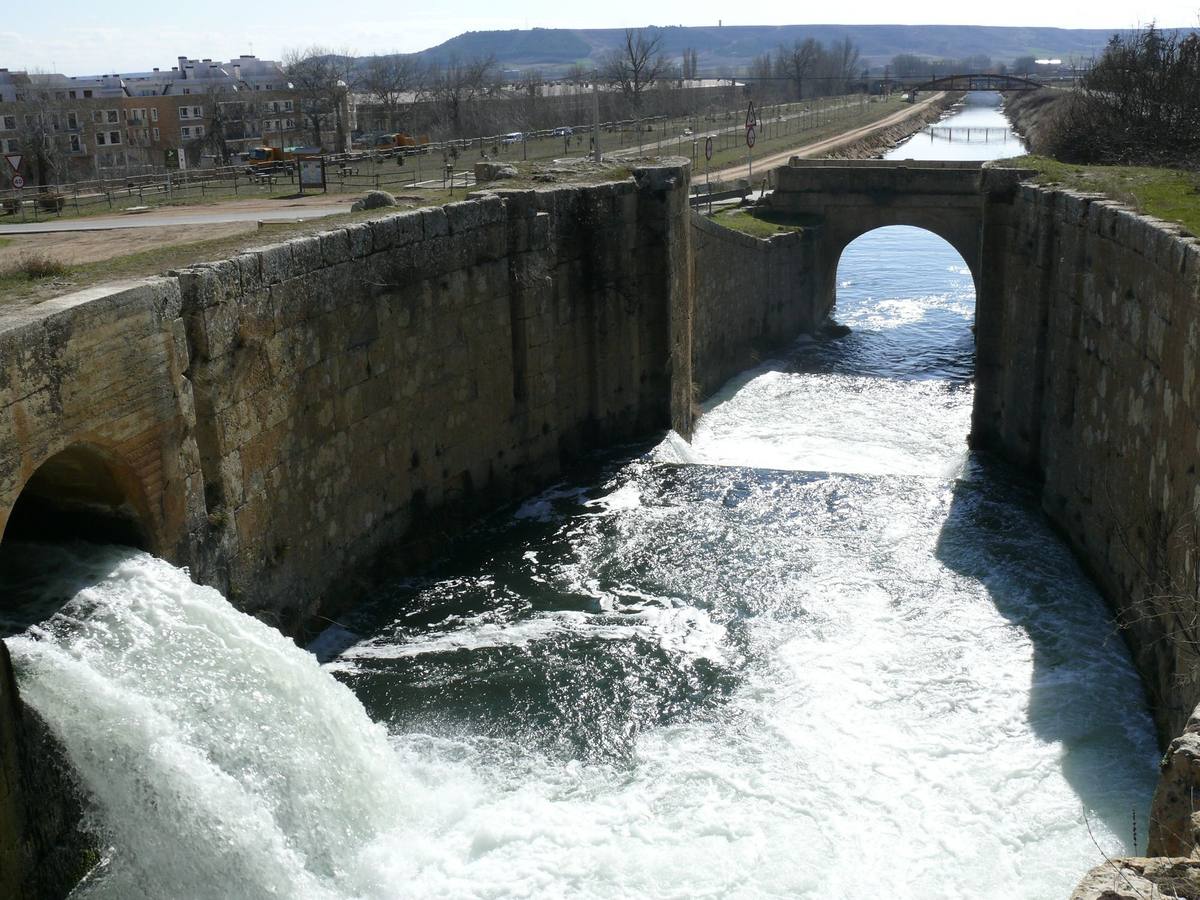 Salto de las esclusas 28 y 29 del Canal de Castilla a su paso por Grijota.