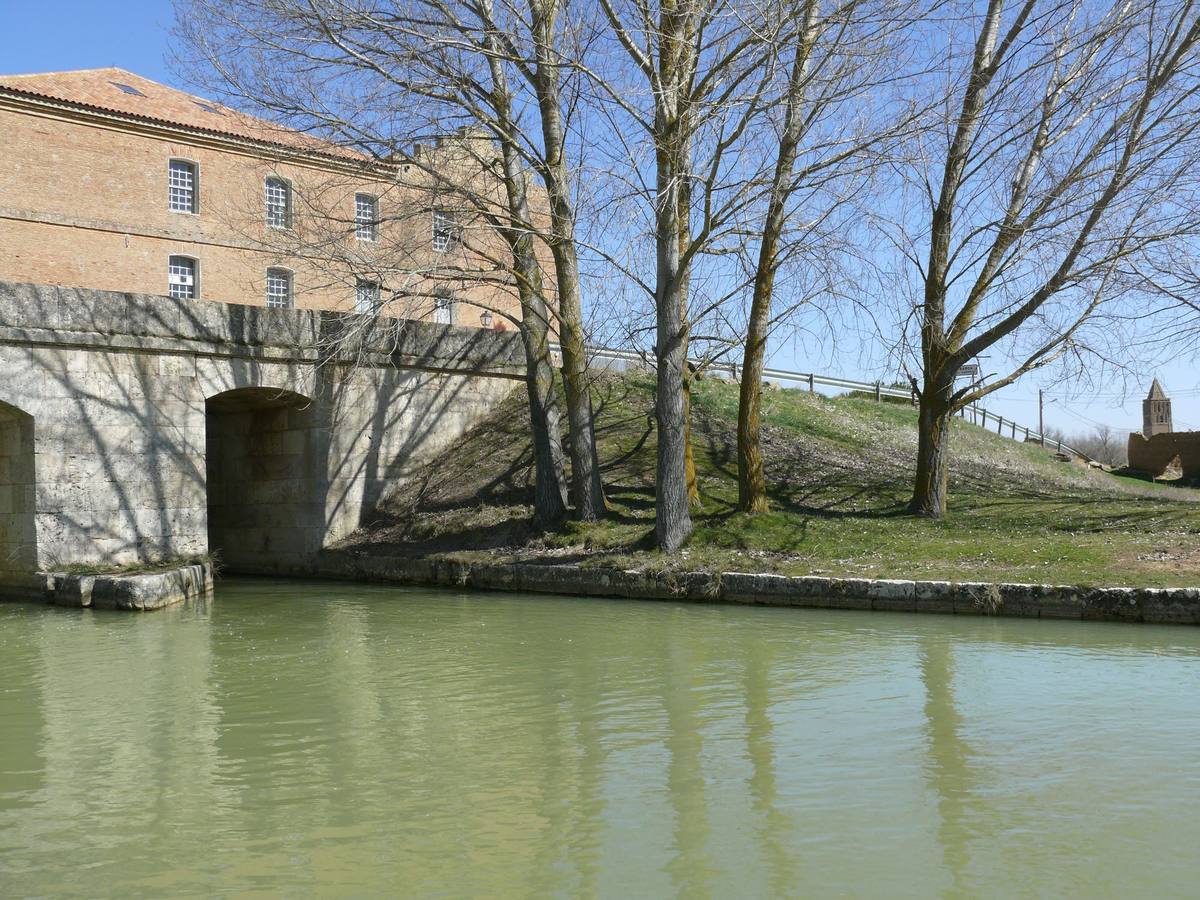 El Canal de Castilla y la fábrica de harinas de la localidad palentina de Abarca de Campos (Palencia).