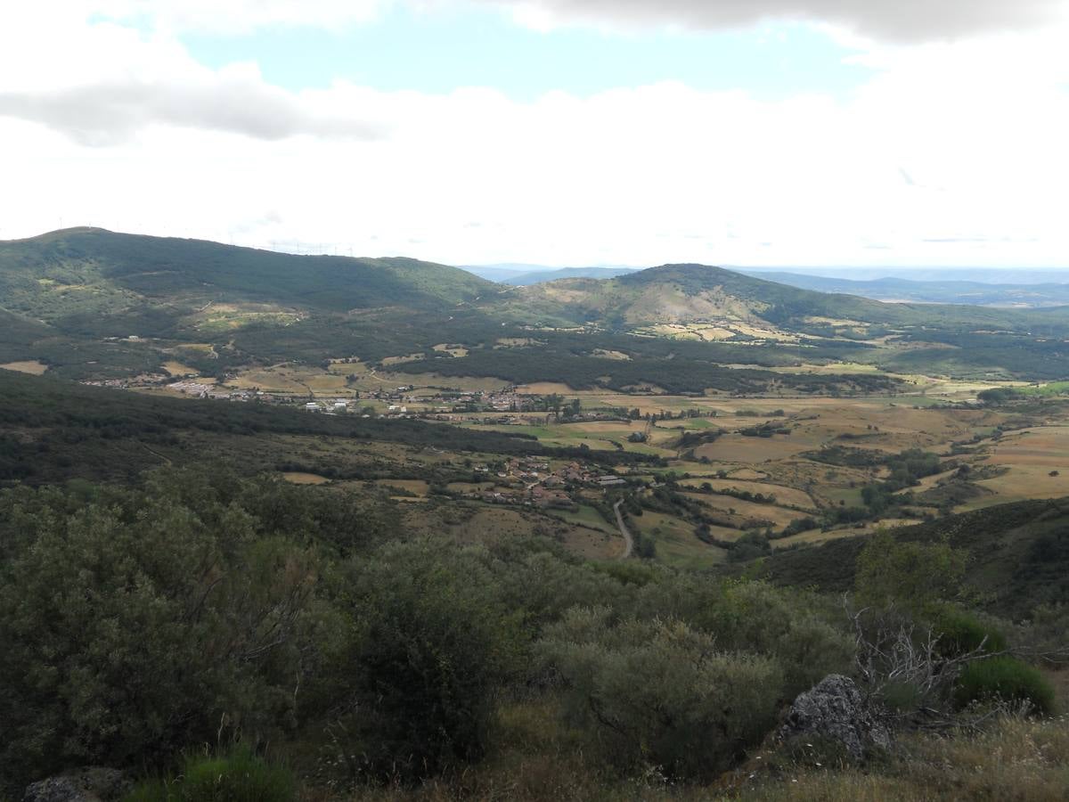 Una ruta de 11 kms, con un recorrido circular que une Villabellaco, Valle de Santullán y el Santuario del Carmen | Una senda en homenaje al escultor local Ursicinio Martínez entre bosques de rebollos y esculturas de sus compañeros del Grupo Muriel