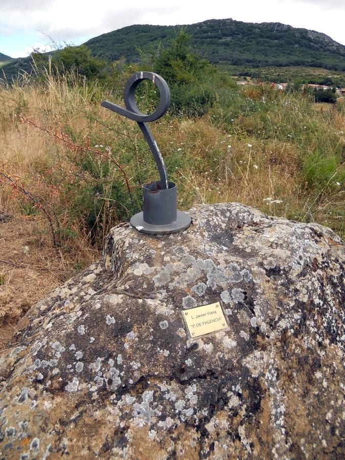 Una ruta de 11 kms, con un recorrido circular que une Villabellaco, Valle de Santullán y el Santuario del Carmen | Una senda en homenaje al escultor local Ursicinio Martínez entre bosques de rebollos y esculturas de sus compañeros del Grupo Muriel