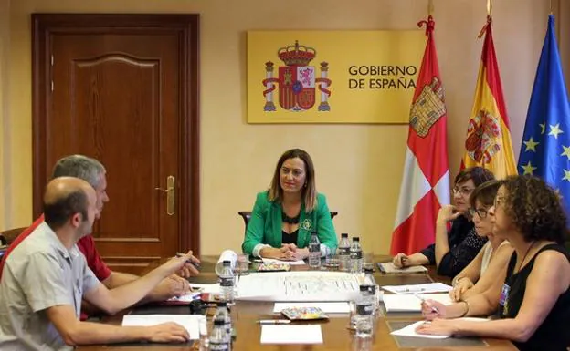 La delegada del Gobierno en Castilla y León, Virginia Barcones, se reúne con representantes de la Plataforma A-11 Pasos, de Peñafiel (Valladolid). 