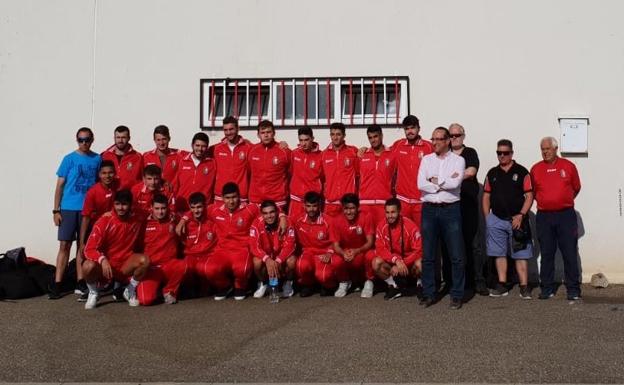 La expedición del Real Burgos que viajó hasta Zamora, posando junto al estadio Ruta de la Plata