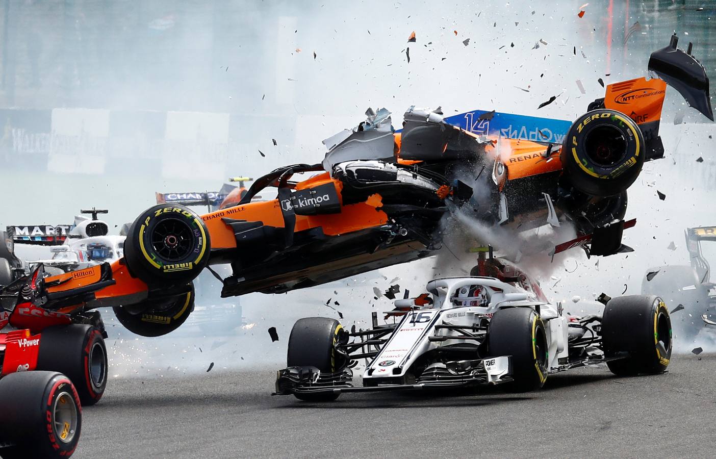 Fotos: Las imágenes del brutal accidente de Fernando Alonso