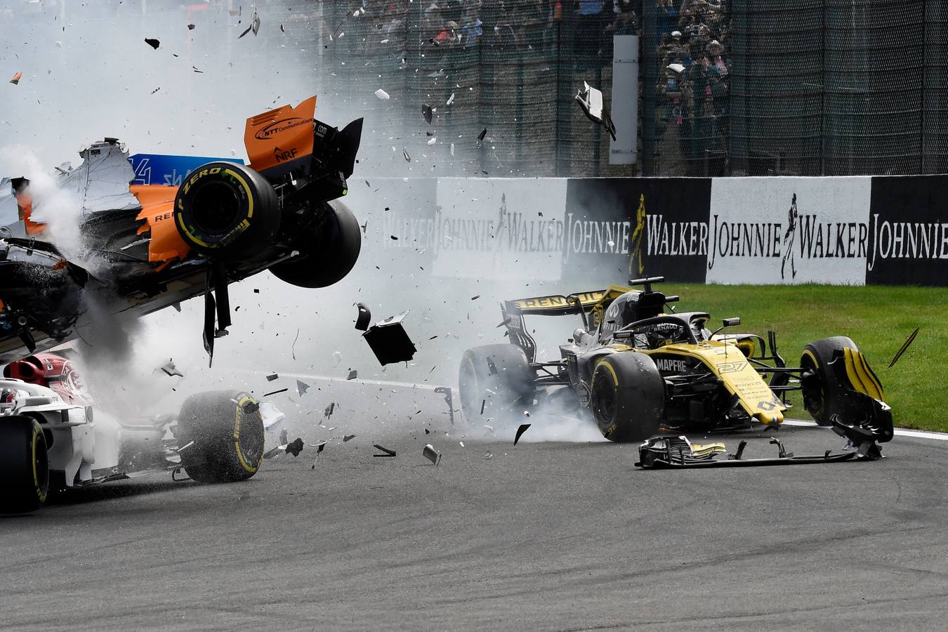 Fotos: Las imágenes del brutal accidente de Fernando Alonso