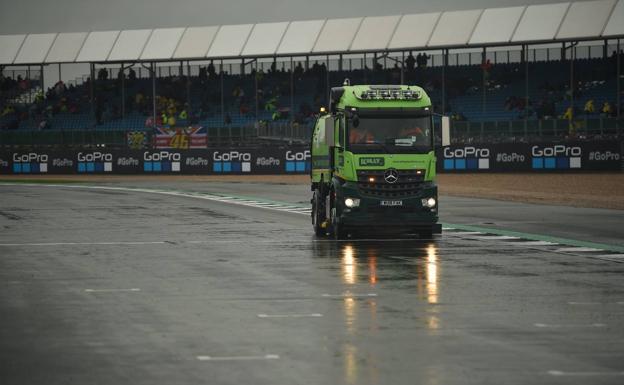 Un camión intenta quitar agua del circuito de Silverstone. 