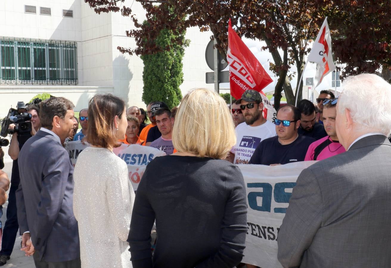 La ministra de Industria Reyes Maroto se suma a la reunión de Juan Vicente Herrera con el comité de empresa tras el anuncio del cese total de la actividad