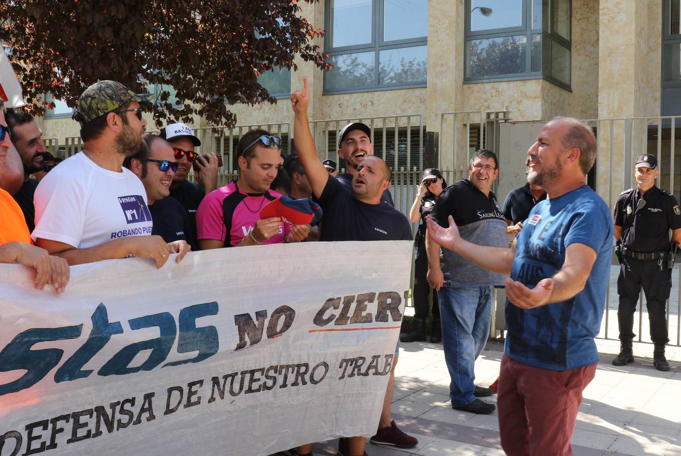 La ministra de Industria Reyes Maroto se suma a la reunión de Juan Vicente Herrera con el comité de empresa tras el anuncio del cese total de la actividad