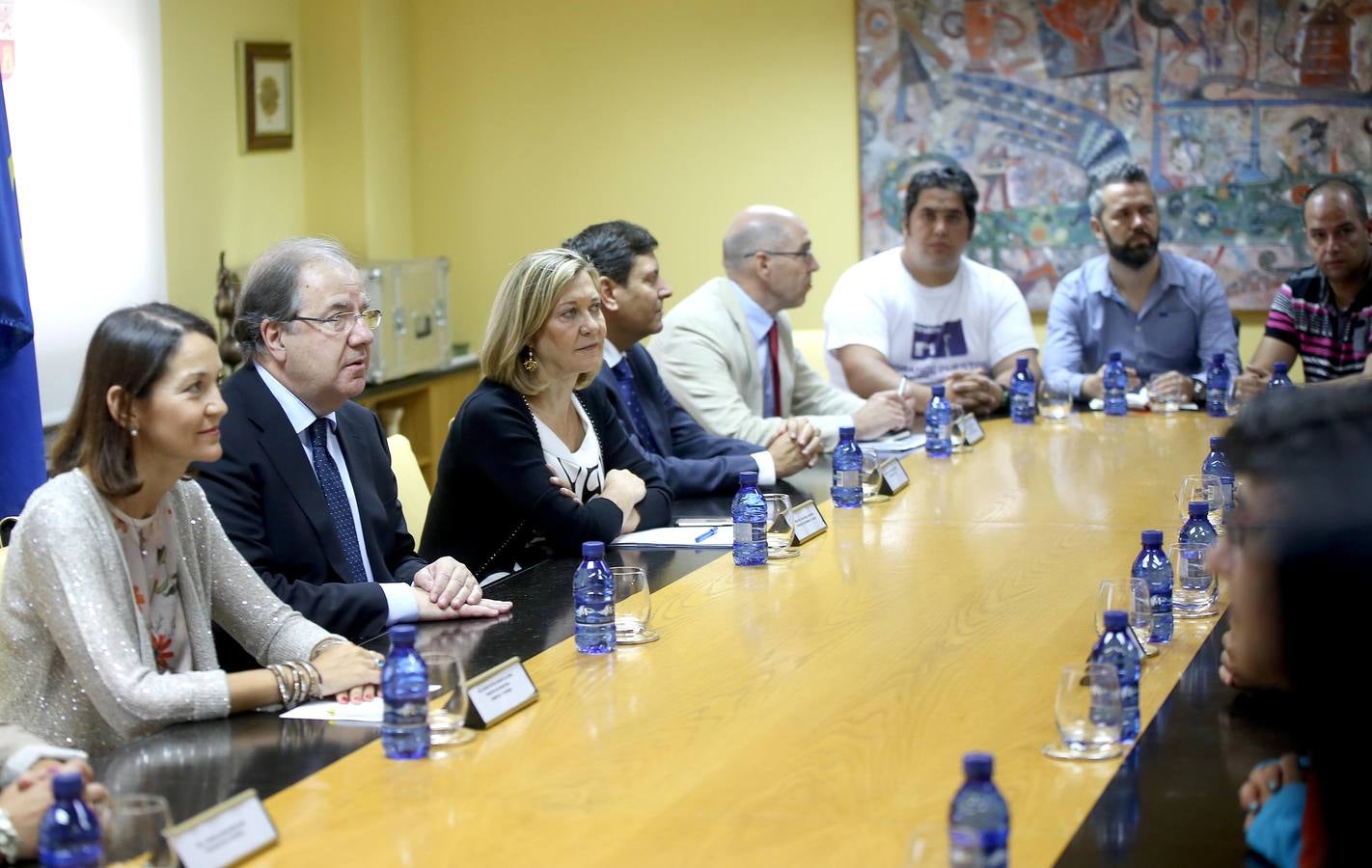 La ministra de Industria Reyes Maroto se suma a la reunión de Juan Vicente Herrera con el comité de empresa tras el anuncio del cese total de la actividad