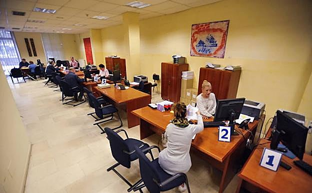 Funcionarios atienden a contribuyentes en el Servicio de Recaudacion del Ayuntamiento de Valladolid