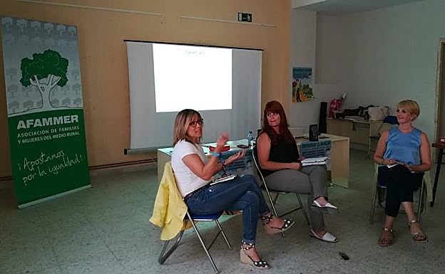 Emprendedoras en el entorno rural contando su experiencia