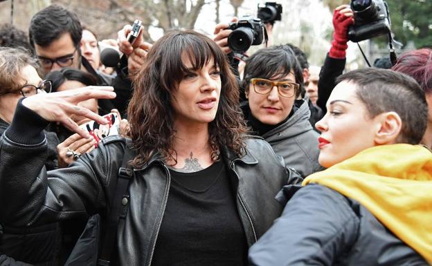 La actriz Asia Argento (centro) junto con Rose McGowan (derecha).