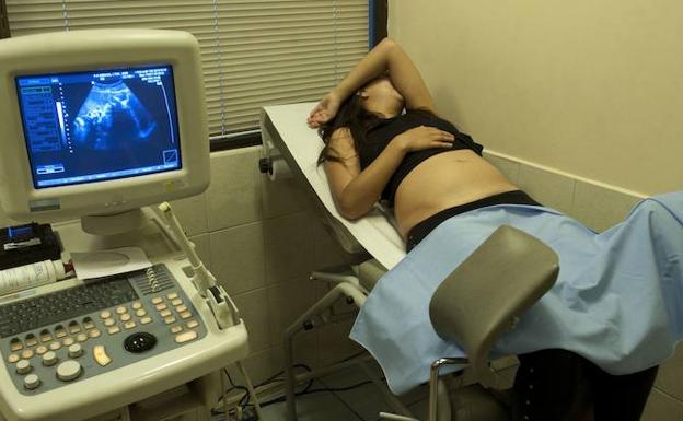 Una embarazada espera en una consulta. 