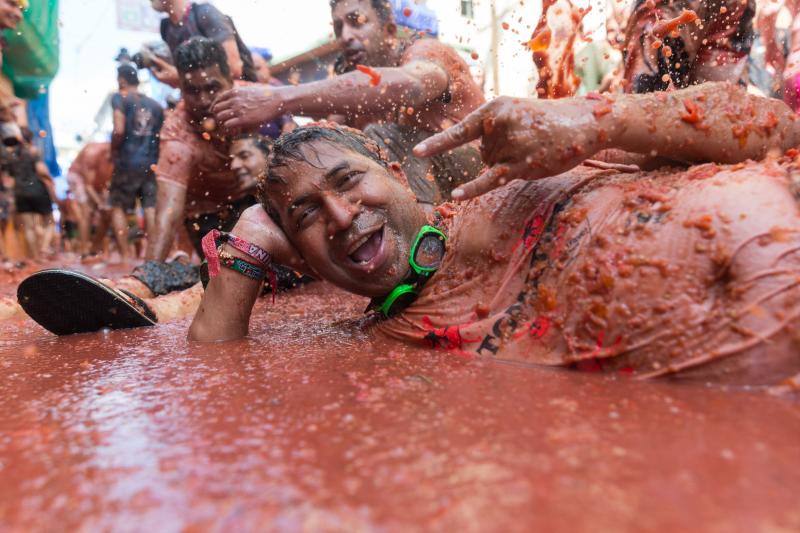 Unas 20.000 personas han lanzado 145.000 kilos de tomate en las fiestas de la localidad valenciana.