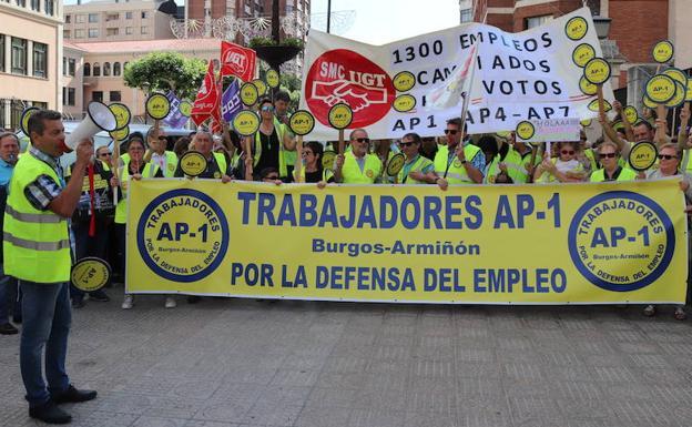 Los trabajadores de la AP-1, manifestándose el pasado 5 de julio junto a la Subdelegación del Gobierno de Burgos.