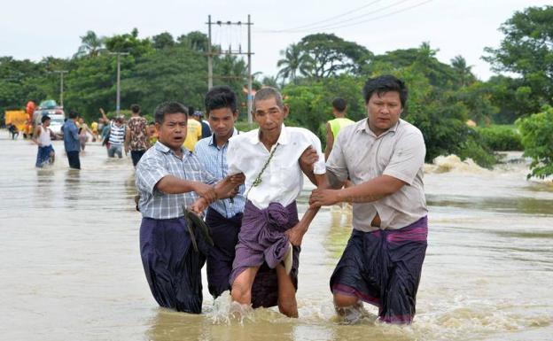 Residentes de la región afectada escapan del agua.