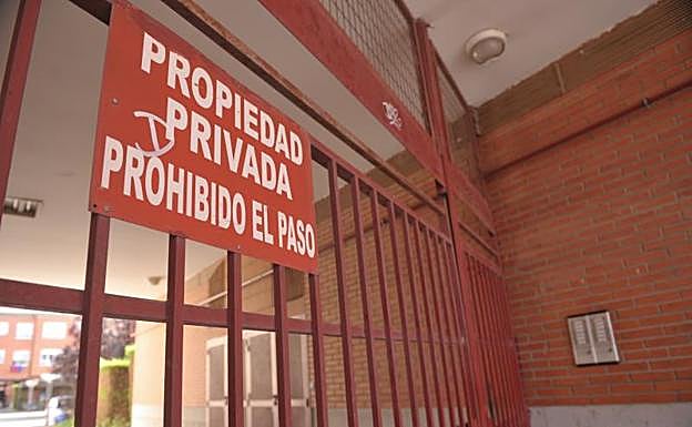 La Junta investiga la situación familiar de la niña que convivió con el perro muerto