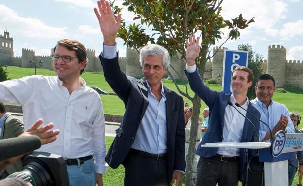 De izquierda a derecha, Alfonso Fernández Mañueco, Adolfo Suárez Illana, Pablo Casado y Carlos García González durante el acto celebrado en Ávila.