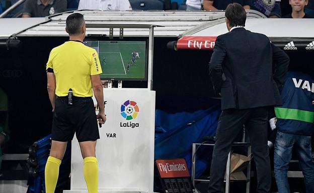 Jaime Latre revisa una jugada en el Santiago Bernabéu. 