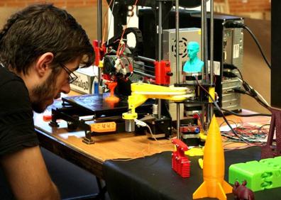 Imagen secundaria 1 - El recinto dio cobijo a las ponencias, a los cursos y a las tiendas de campaña.