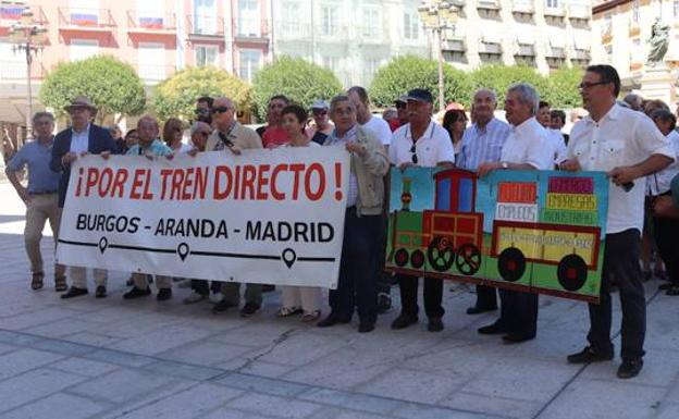 Manifestantes pidiendo el pasado sábado en la Plaza Mayor de Burgos la apertura del Tren Directo.