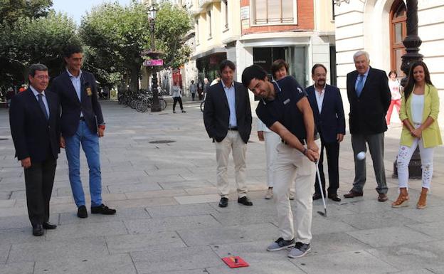 Javier Ballesteros realizando el saque de honor en El Espolón