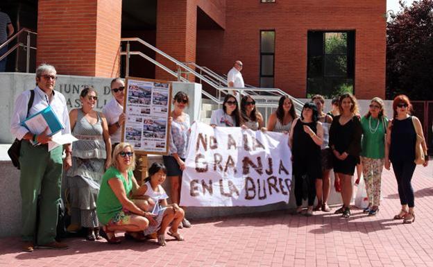 Opositores a la granja de cerdos en Llano de Bureba, junto a la Delegación Territorial el día que entregaron las alegaciones al proyecto.