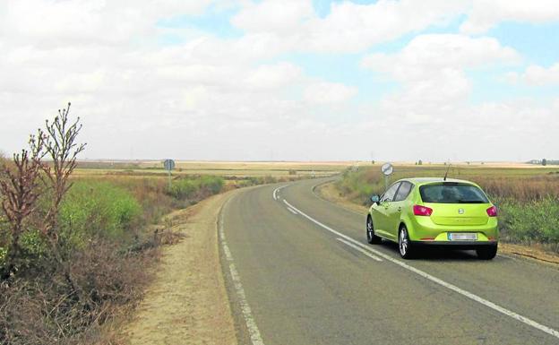 Inicio de la curva, en el kilómetro 3,218 de la VA-920, en sentido a Tamariz de Campos, en la que el turismo se salió de la calzada y volcó.