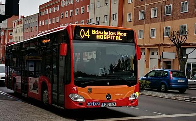 Autobús de la línea 4, que une el Hospital y la Barriada de los Ríos con La Ventilla.