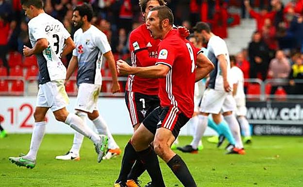 Diego Cervero celebra un gol con la camiseta de su anterior equipo, el Mirandés.