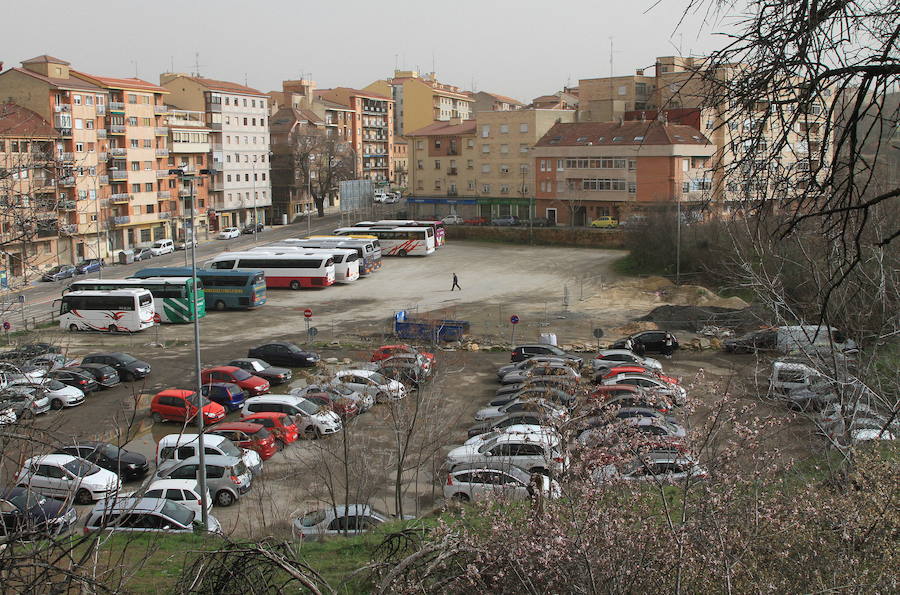 Aparcamiento del velódromo, donde cada día estacionan decenas de vehículos.