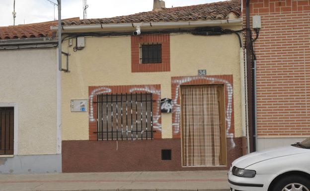 Pintadas en la casa de la madre: Desde hace unos días, la vivienda de la madre del presunto homicida ha sufrido bastantes desperfectos; primero fue la aparición de varias pintadas en la fachada, mientras que después pusieron puntas en las cerraduras.