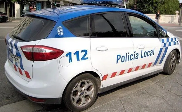 Coche patrulla de la Policía Local de Burgos estacionado en la plaza de Mio Cid.