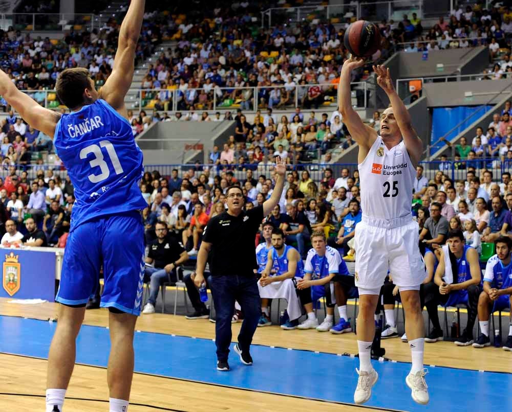 Fotos: Imágenes del partido de presentación del San Pablo Burgos ante el Real Madrid