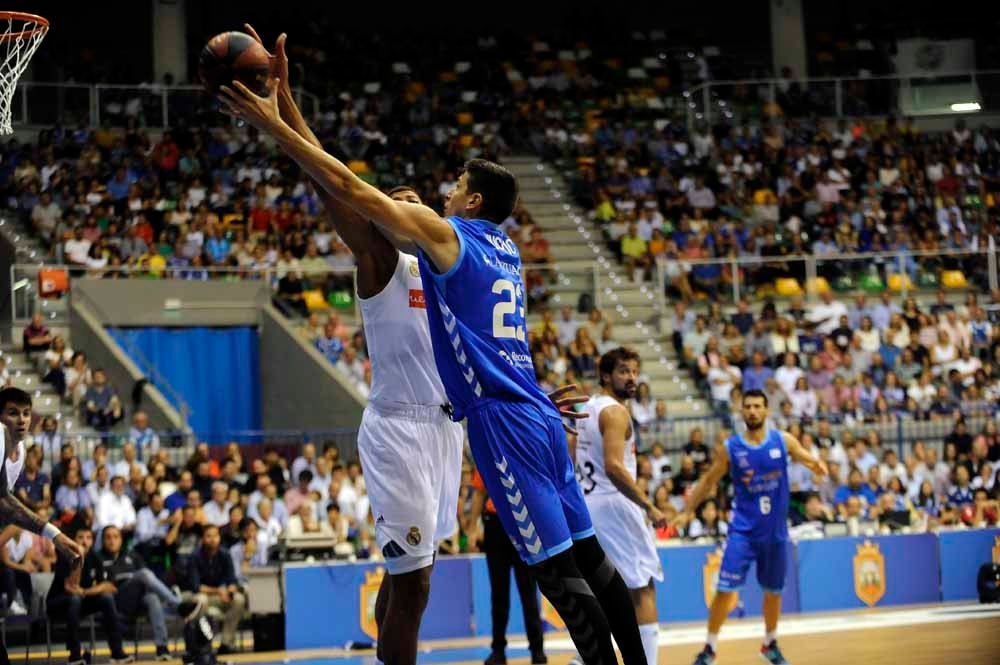 Fotos: Imágenes del partido de presentación del San Pablo Burgos ante el Real Madrid