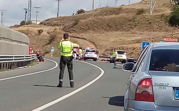 Hasta el lugar de los hechos se desplazaron la Guardia Civil y personal sanitario.