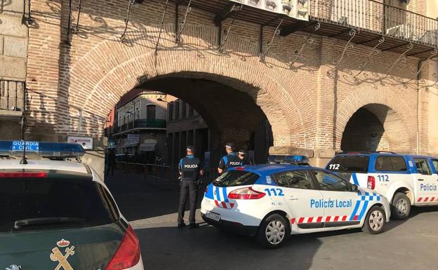 Presencia policial durante el traslado del acusado a dependencias judiciales.