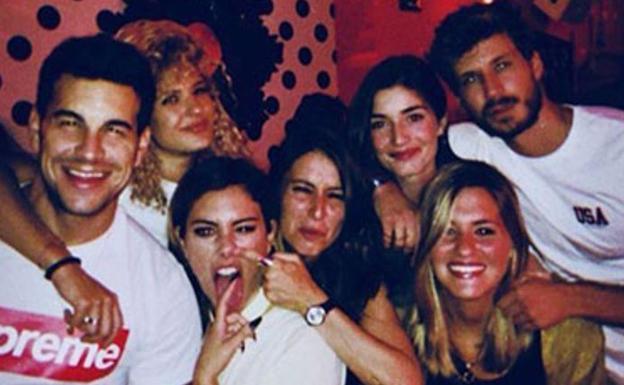 Blanca Suárez con Mario Casas y otras amistades. 