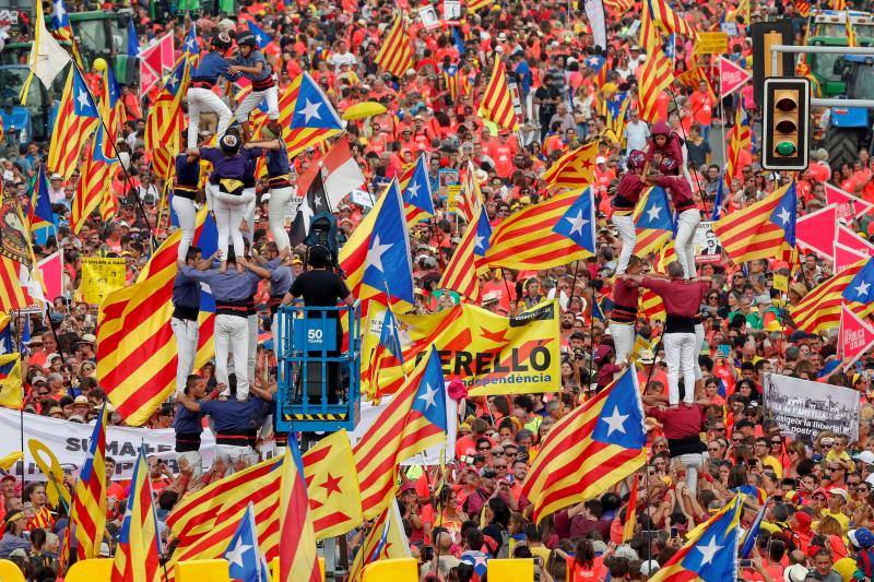 Esteladas, camisetas fluorescentes de color coral patrocinadas por la Asamblea Nacional Catalana (ANC) y lazos amarillos inundan las calles