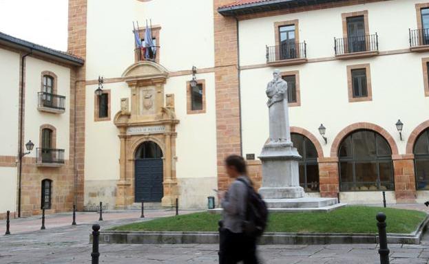 Facultad de Psicología, en la plaza Feijoo, donde imparte clase el profesor sancionado. 