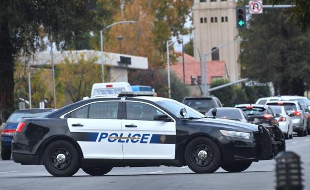 Un vehículo policial, en el lugar de los hechos.