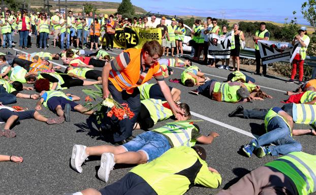 Acción protesta tras el último accidente mortal en la N-I, con la que se ha exigido la liberalización de la AP-1