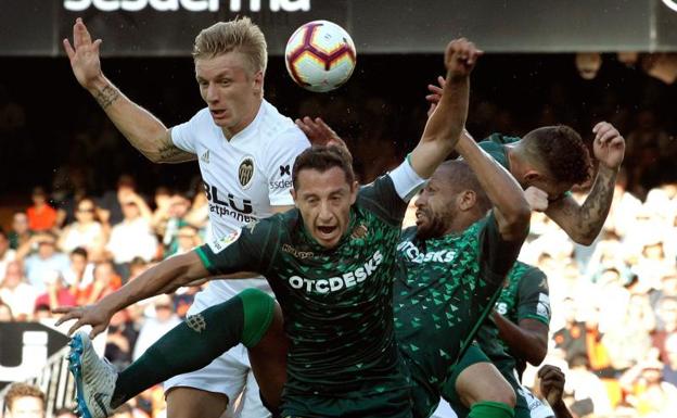 Lance del partido entre el Valencia y el Betis.