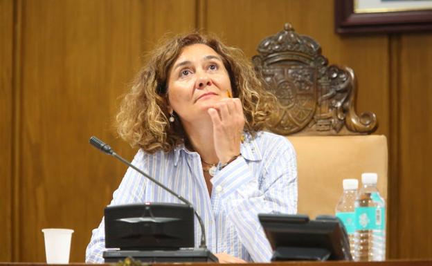 Gloria Fernández, alcaldesa de Ponferrada, da explicaciones en un pleno extraordinario. 