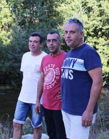 Imagen secundaria 2 - Arriba, el lugar en el que el niño quedó enganchado a merced de la corriente. Abajo, la navaja con la que cortaron el bañador que se había enredado con las ramas y los tres rescatadores del menor.