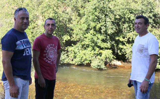 José Antonio García, Joaquín González y José María Montes, en la zona en la que salvaron al menor. 