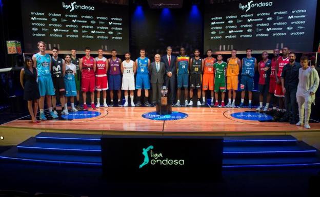 Las 18 estrellas de la Liga Endesa, junto al presidente de la ACB, Antonio Martín 