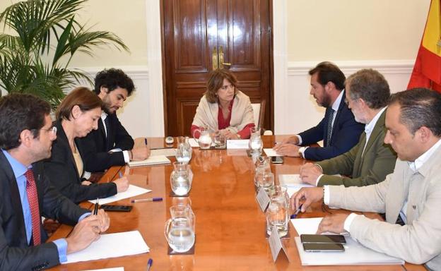 Varios representantes municipales se han reunido en la mañana de este martes con la ministra Dolores Delgado para exponerle el proyecto. 