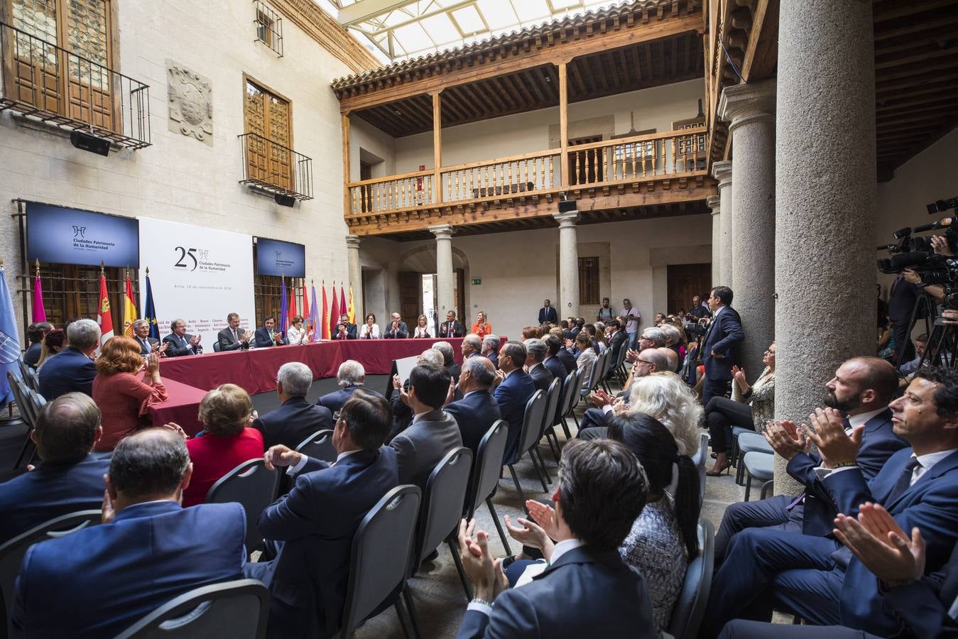 El monarca ha realizado su primera visita como rey a la ciudad para mostrar su respaldo al primer Año Jubilar Teresiano y para presidir el acto conmemorativo del 25 aniversario del Grupo de Ciudades Patrimonio de la Humanidad de España