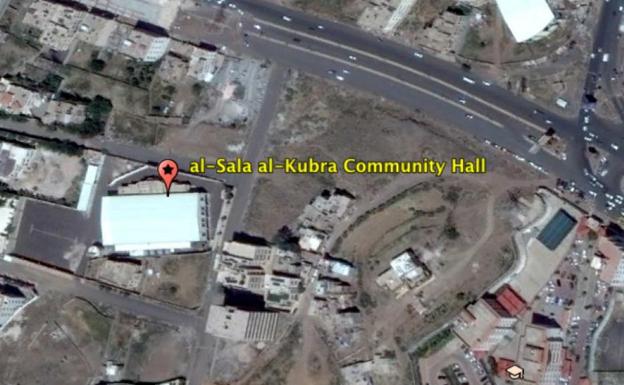 Imagen del salón comunitario de Salah al-Kubra, en una zona residencial de Saná, que sufrió un ataque aéreo con dos bombas el 8 de octubre. Había congregados más de mil asistentes al funeral del padre del ministro interino del interior, de los que murieron 132 y 695 resultaron heridos. 